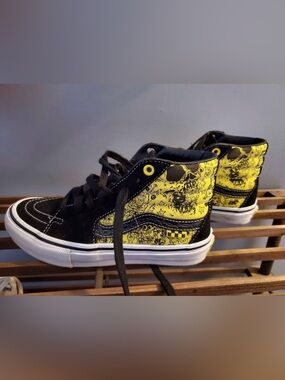 Vans Unisex High-Top SpongeBob and skull sneakers Mens 4.5, Woman’s 6